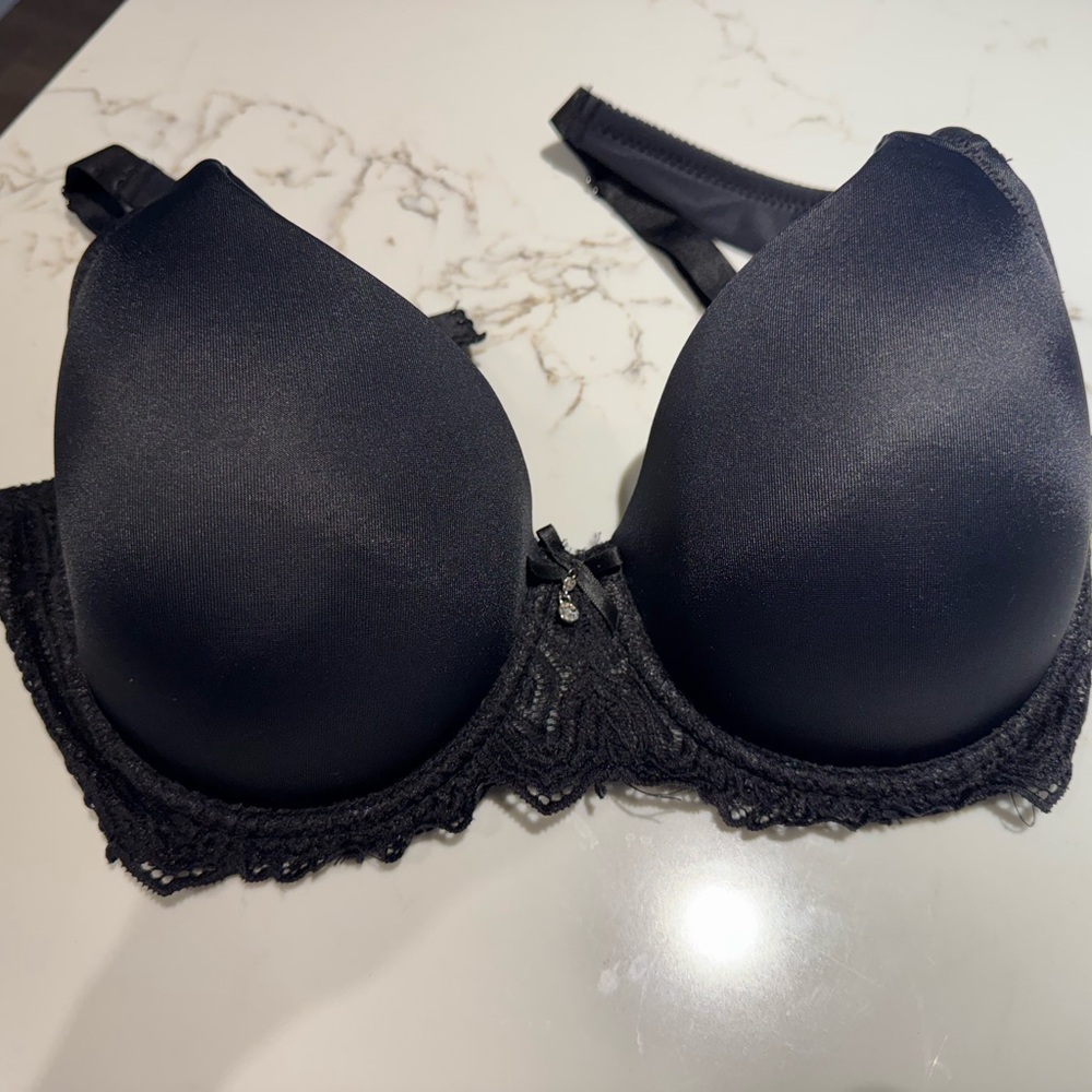 Lace Bra. Set of 2. Red and Black with comfortable padded shoulder straps. 36C. - Picture 2 of 6